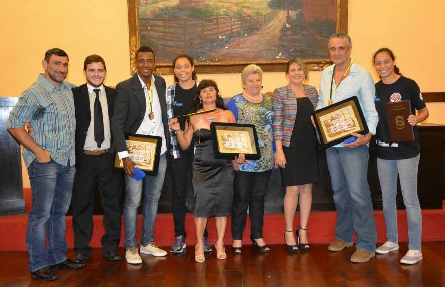 Câmara municipal homenageia atletas da cidade